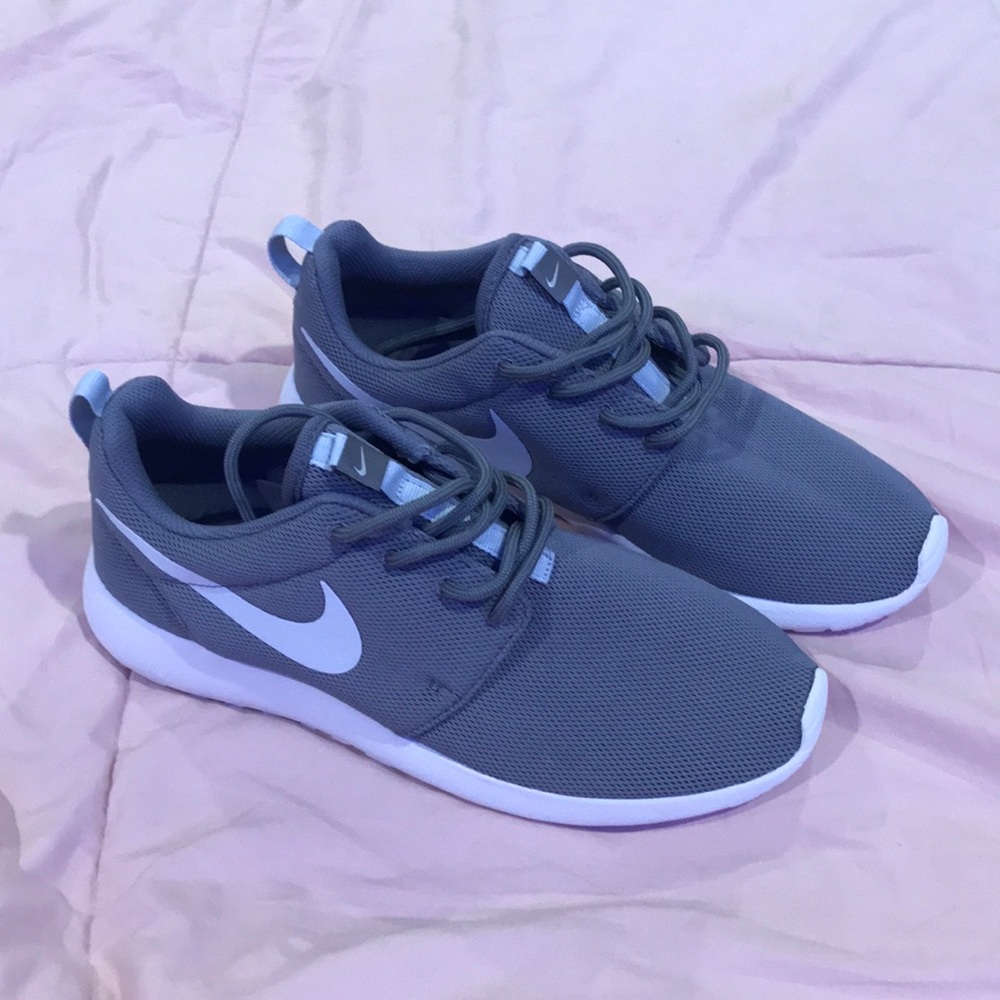 brand new grey nike roshes